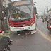 Motociclista escapa de ser esmagado após cai de moto e parar embaixo de ônibus, em Manaus 
