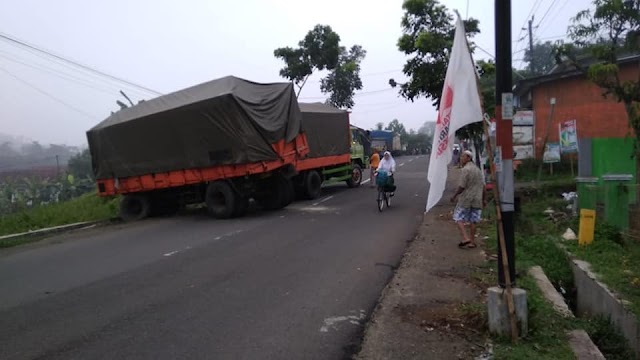 Tidak Kuat Menanjak, Truk Gandeng Terperosok