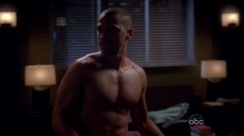 Jesse Williams shirtless on Greys Anatomy s7e04