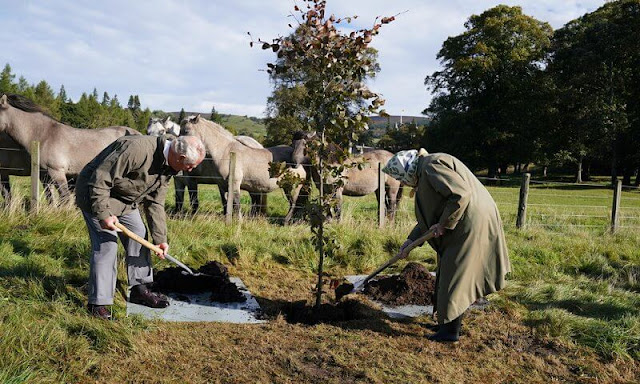 Queen Elizabeth met with local schoolchildren from Crathie Primary School at the Balmoral Estate