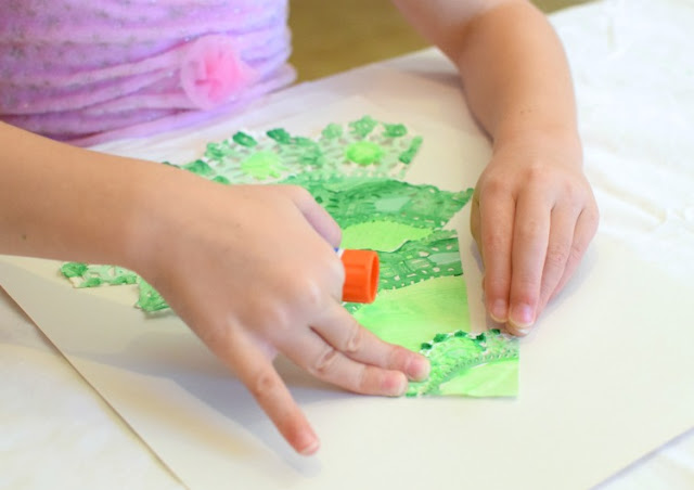 Paper Doily Christmas Tree Craft- fun holiday painting activity for preschoolers, kindergartners, or elementary kids.  Paint paper doilies then assemble them into Christmas tree shapes!