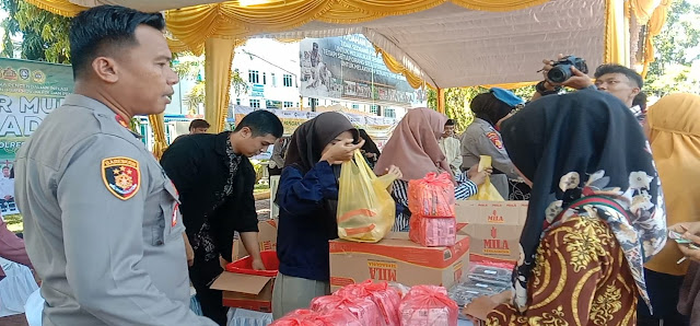 Kapolres Karimun Ikut Melayani Pembeli di Bazar Murah Berkah Ramadan yang Diserbu Masyarakat