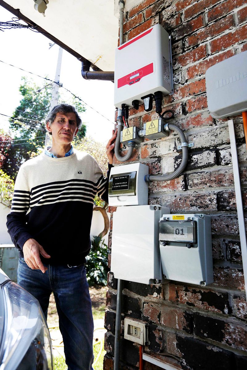 Jorge Araneda tiene un sistema de generación fotovoltaica en su casa