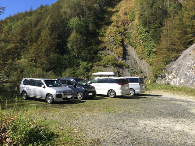 岳沢入尾根登山口の駐車場