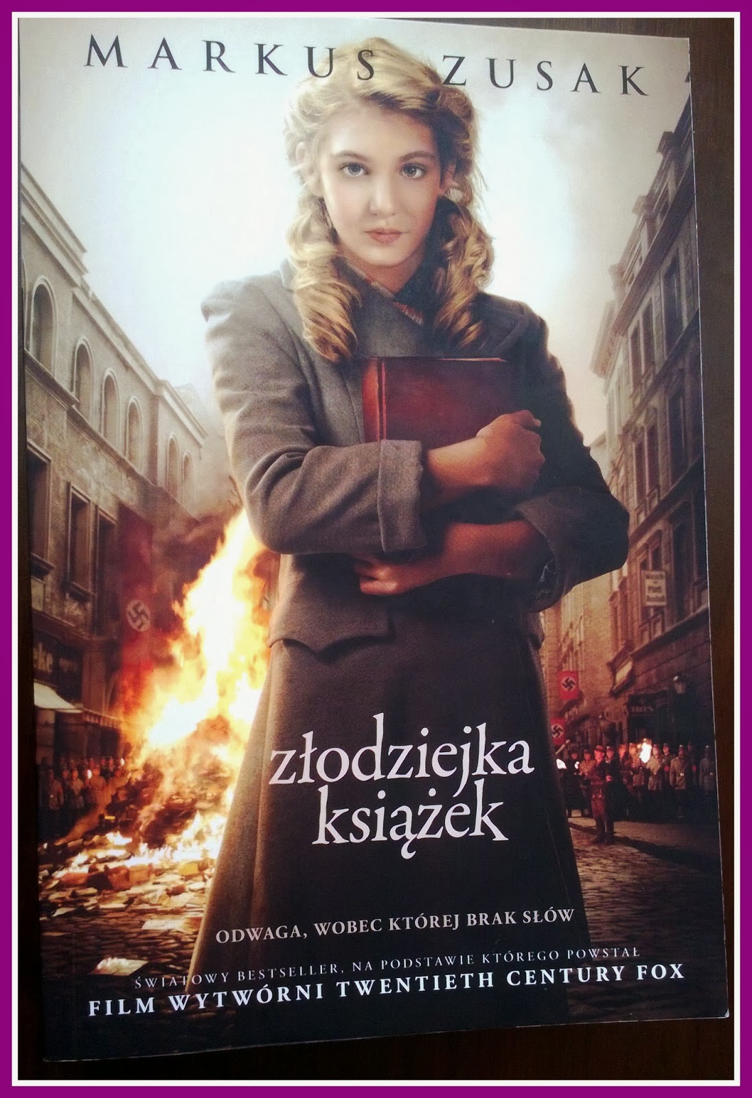 http://czytam-nie-przeszkadzac.blogspot.com/2014/02/zodziejka-ksiazek-markus-zusak.html