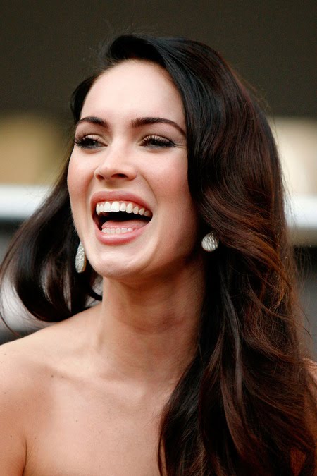 [gallery_main-0921_megan_fox_talking_03.jpg]