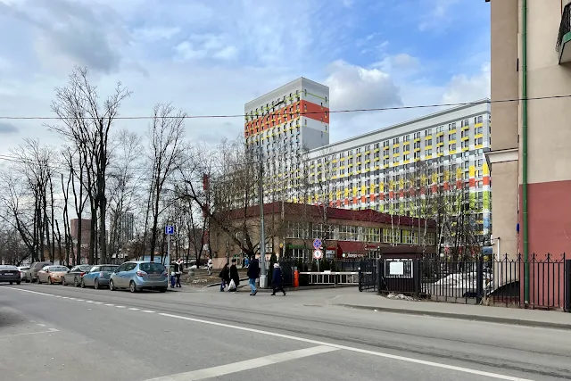 улица Маршала Сергеева, торговый центр 1969 года постройки (бывшая прачечная-химчистка), жилой комплекс «Ярцевская 24»