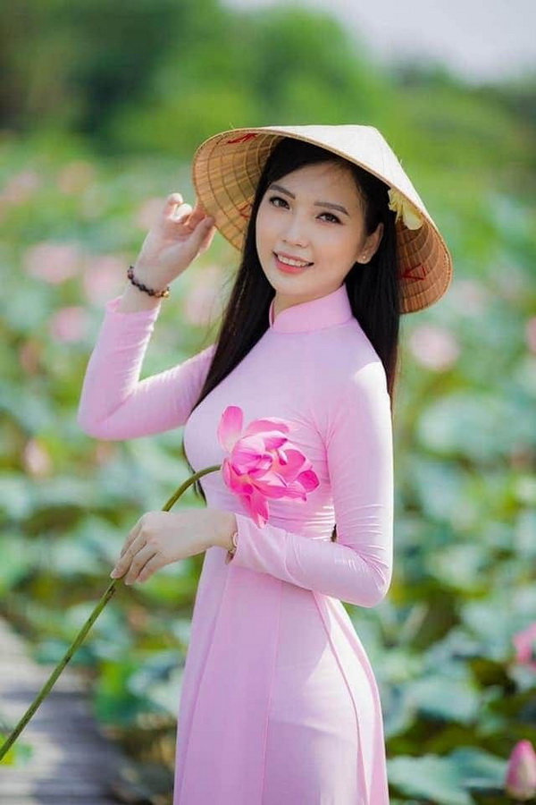 Thiếu nữ áo dài hồng nón lá