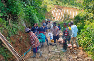 Kabid Humas Polda Jabar : Sinergitas TNI Polri Laksanakan  Kerjabakti Cor Jalan