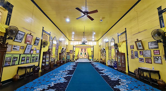 Ruang SInggasana Raja dan Permaisuri di Istana Kadriah Kesultanan Pontianak