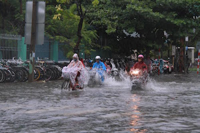 Mưa lớn gây ngập nước trên đường phố Đà Nẵng. Ảnh: Đ.X