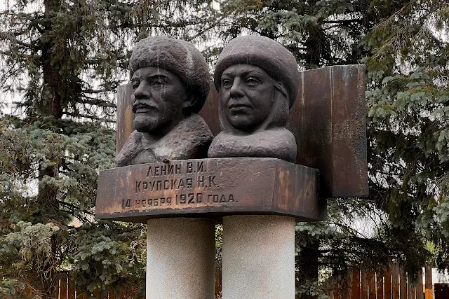Ярополец, Пушкинская улица, улица Додогорского, памятник «Ленин и Крупская»