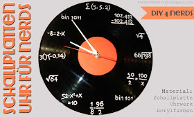 Geschenk Mann DIY selber machen basteln student junge sohn freund mathematiker phisiker informatiker uhr Ingenieur schallplatte formeln zahlen diy mathe aufgaben acrylfarbe uhrwerk weihnachten Geburtstag geschenk upcycling selber machen billig kostenlos Anleitung Idee Inspiration bild Foto jugendliche 