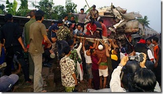 Foto Kecelakaan Tabrakan Kereta Api di Pemalang