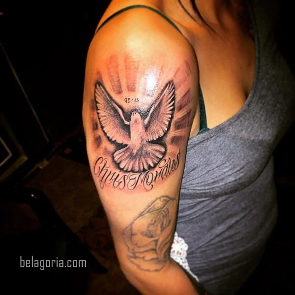 Vemos a una Mujer con Tatuaje de paloma y nombre de un fallecido