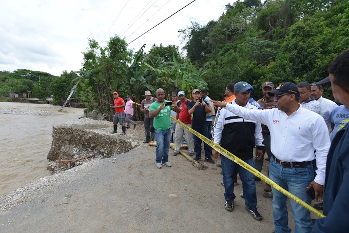 Brigadas ministerio Obras Públicas trabaja en rehabilitación paso por carretera de Cambita Garabito, San Cristóbal; funcionarios visitan zonas afectas por lluvias en Barahona