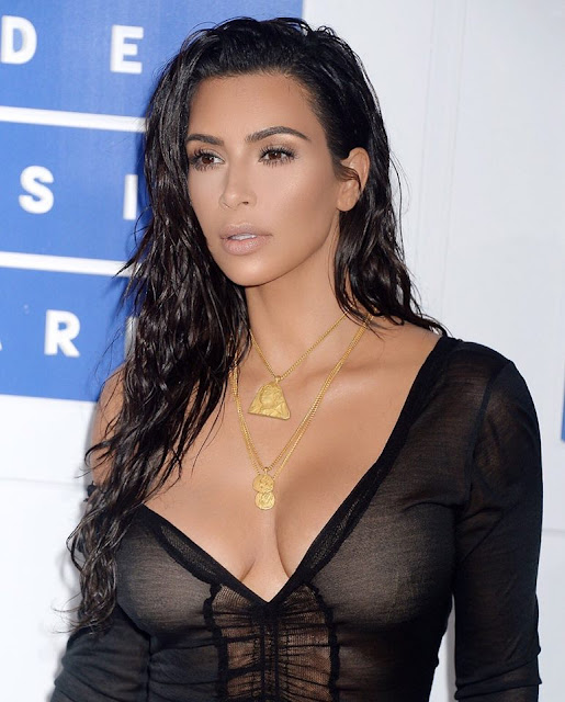 Kim Kardashian Hot Pics Showing Her Cleavage