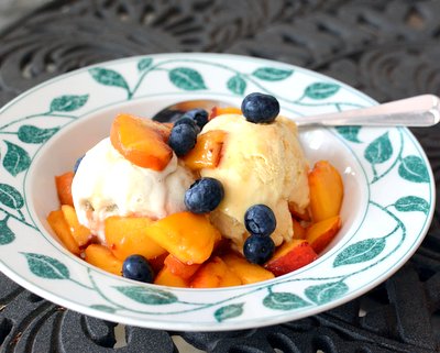 Simple Sliced Peaches ♥ KitchenParade.com, just four ingredients.