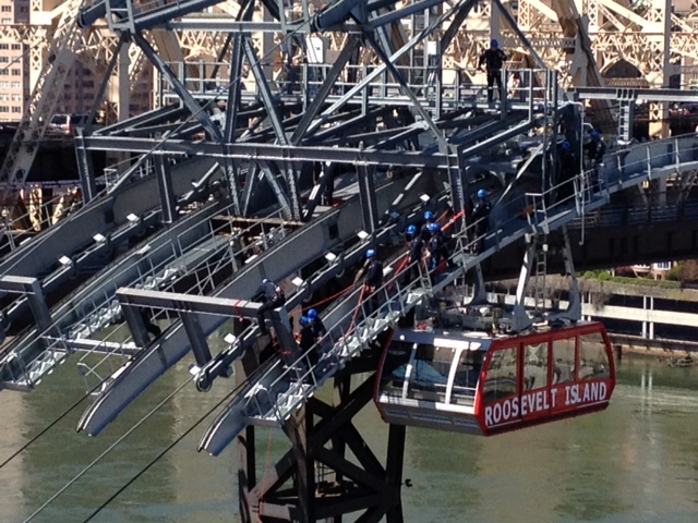 ROOSEVELT ISLANDER: NYPD Performing Roosevelt Island Tram Rescue ...