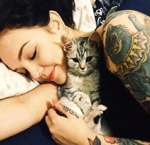 chica con tatuaje de gato