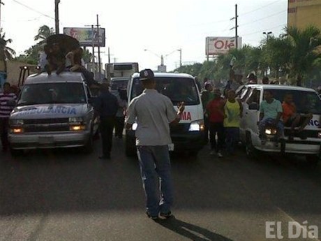 MULTITUD ENTIERRA CON MÚSICA Y BEBIDAS ALCOHÓLICAS CADÁVERES DE 3 DE 4 PRESUNTOS DELINCUENTES MUERTOS POR LA POLICÍA EN SANTO DOMINGO ESTE