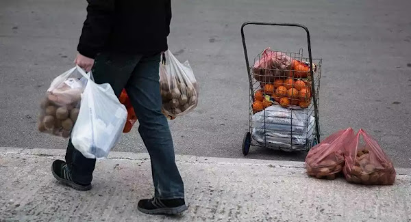 Νέο «χαράτσι» στις πλαστικές σακούλες: Στο στόχαστρο περίπτερα και λαϊκές αγορές