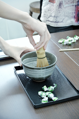 Student in ILOHA Japanese Tea Culture Learning Centre learning the process of match making.