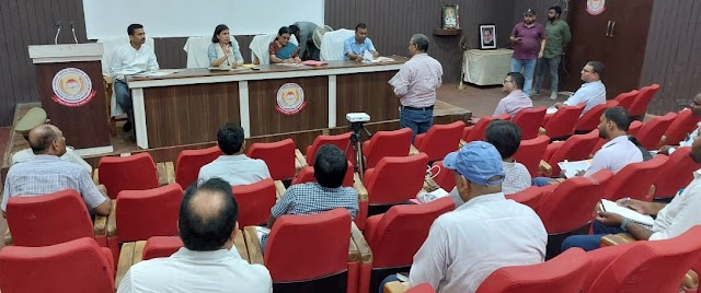 बलिया : जननायक चंद्रशेखर विश्वविद्यालय में हो रहे निर्माण कार्य के संबंध में जिलाधिकारी ने ली बैठक