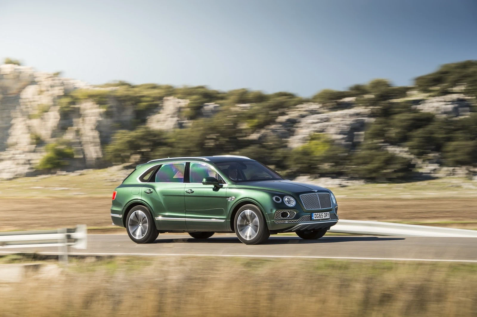 Bentley Bentayga 2016 cháy hàng, làm không kịp để bán