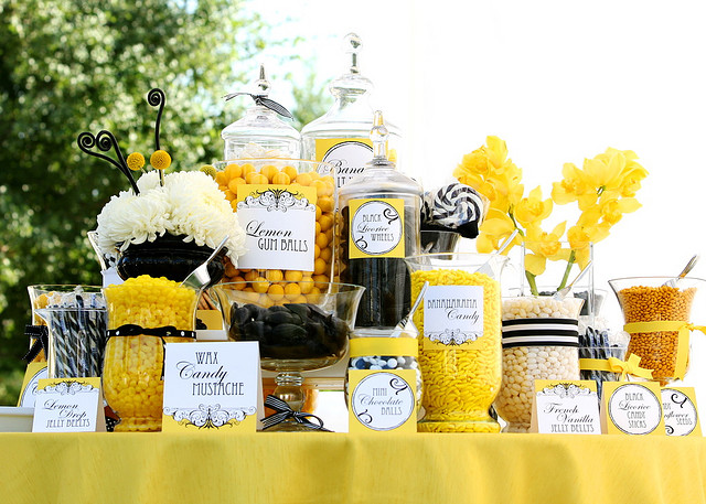 Spring it the perfect time for a black and yellow inspired wedding