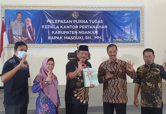 Plt Bupati Nganjuk Marhaen Djumadi (berkopiah) foto bersama usai melepas purna bakti Kepala Kantor BPN Kabupaten Nganjuk, Masduki