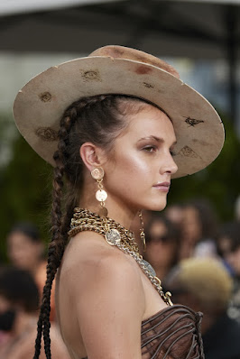 Ways to apply drop-down hairstyles for girls with hats for summer 2022 looks