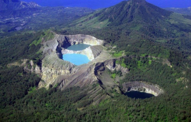 Кратер вулкана Келимуту