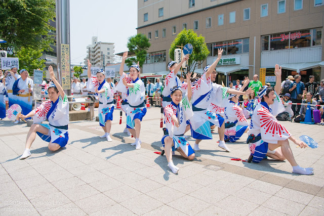 高円寺、熊本地震被災地救援募金チャリティ阿波踊り、東京新のんき連の舞台踊りの男踊りの踊り手の写真 6枚目