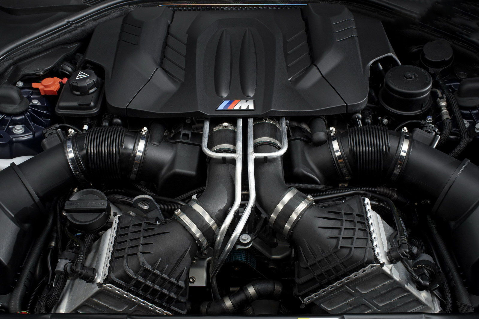 car in 2013 BMW M6 Coupe 