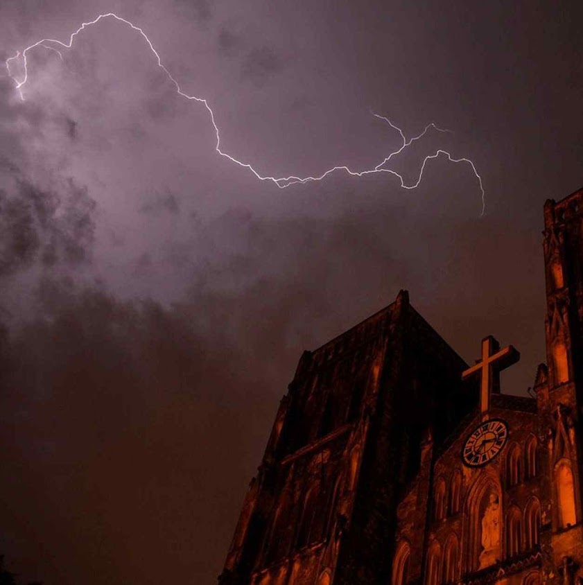 Raio sobre a catedral São José, Hanoi, Vietnã