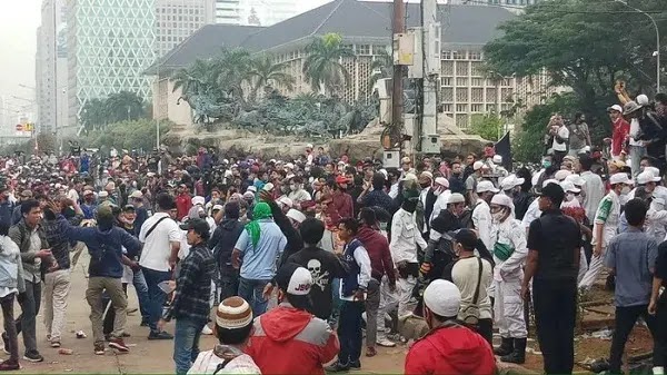 Tiba-tiba Massa Lain Lempar Botol Batu ke Polisi Usai Demo PA 212 dkk Dibubarkan