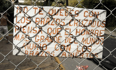 Con los brazos cruzados