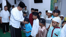 Polres Inhil Sholat Tarawih Sekaligus Santuni Yatim