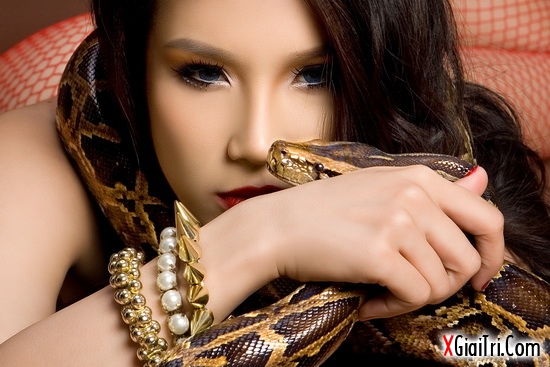 Hotgirl nude cùng với rắn 