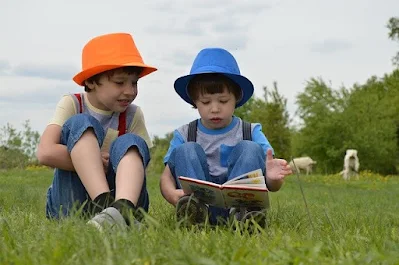 anak baca buku berdua