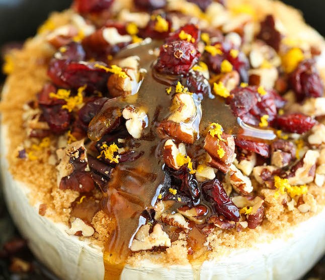 CRANBERRY PECAN BAKED BRIE #appetizers #thanksgiving