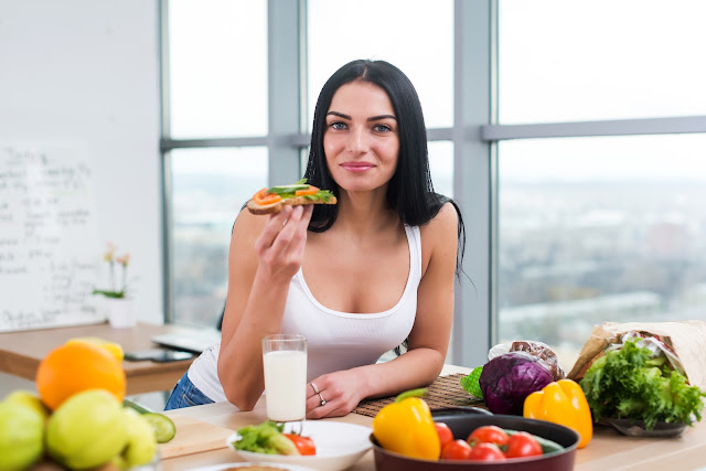 Mujer comiendo saludable