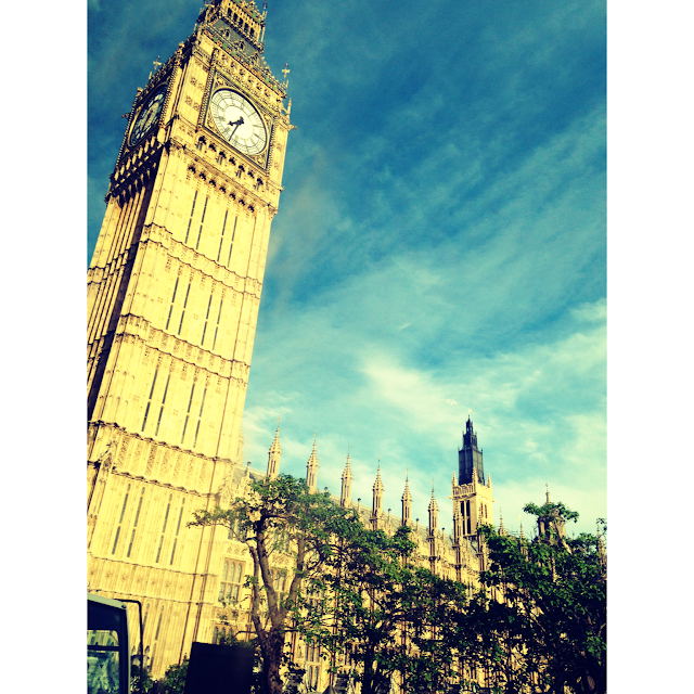 Big Ben, Westminster, London, Blogger, Pink Hair, Levis, Suitcase, Road Trip, Trip, Weekend Away, Fabric, Sightseeing, Sunny, Tourist, Best Friends, Friend, England, Megabus, Museum, Selfie Stick