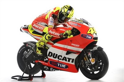 Foto Valentino  Rossi dengan motor Ducati 2011