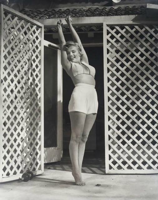 Marilyn Monroe haciendo ejercicio en el Hotel Bel Air (1953)