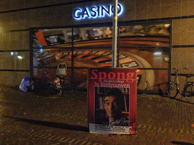 Zevenaar, casino met daarvoor een affiche van theatercollege 'In vertrouwen', Spong