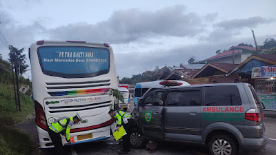 Tidak Ada Tanda Sedang Perbaikan, Mobil Ambulance Tabrak Bus di Aie Angek 