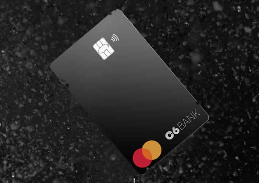 Imagem de tonalidade escura mostra a nova cor do cartão de crédito C6 Platinum em uma cor mais escura que a anterior..