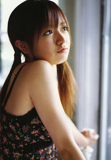 Asami Konno Japanese Cutie Singer Playing On Bed Photo 5